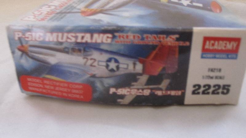 lot 86 image: Model airplane Academy P-51C Mustang with Ground Vehicle