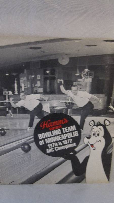 lot 104 image: Rare Vintage Hamms Beer 1970s bowling team champions folder