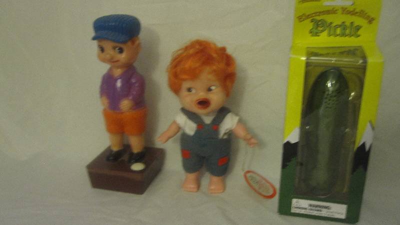 lot 119 image: Vintage gag doll lot