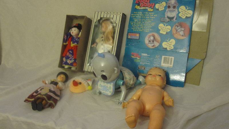 lot 120 image: Vintage Doll Lot