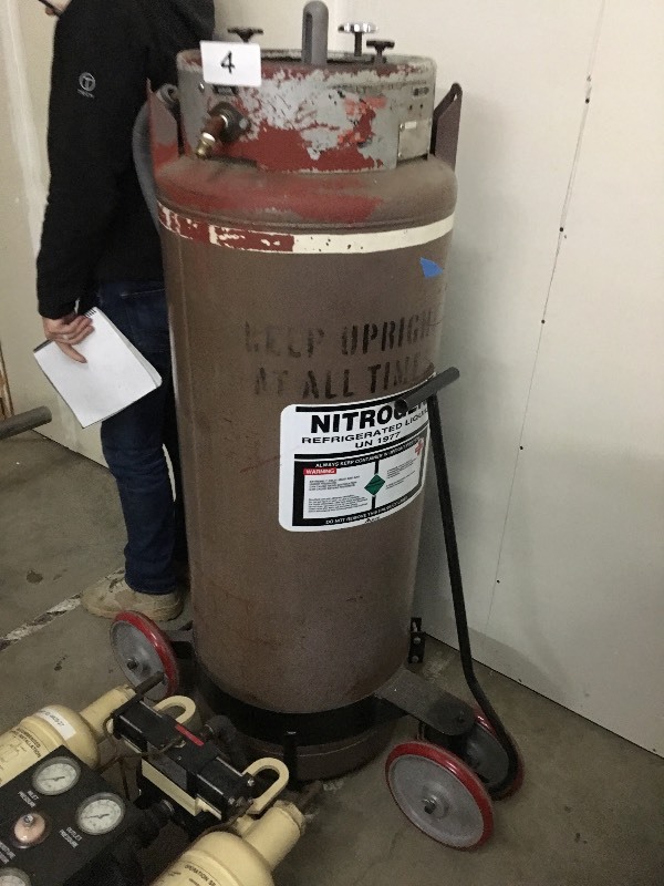 Liquid nitrogen tank