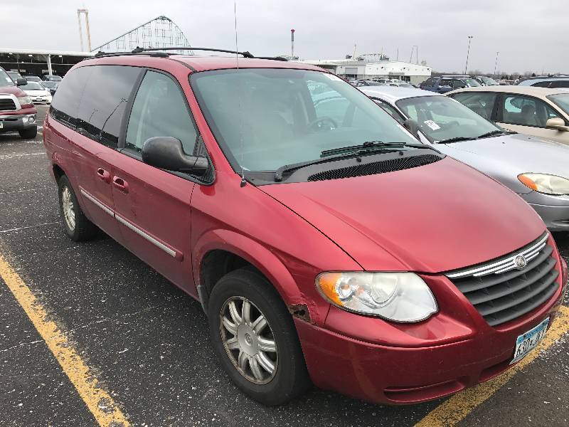 lot 25 image: 2005 Chrysler Town & Country Touring