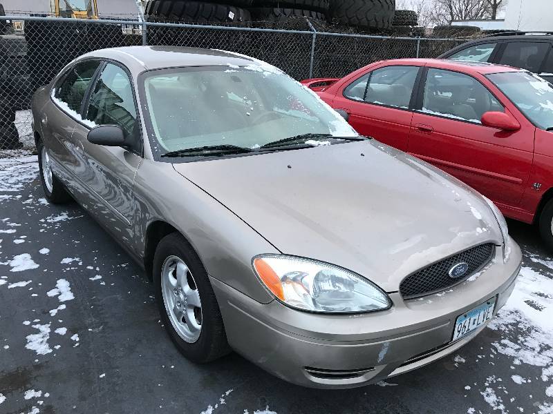 lot 35 image: 2005 Ford Taurus SE