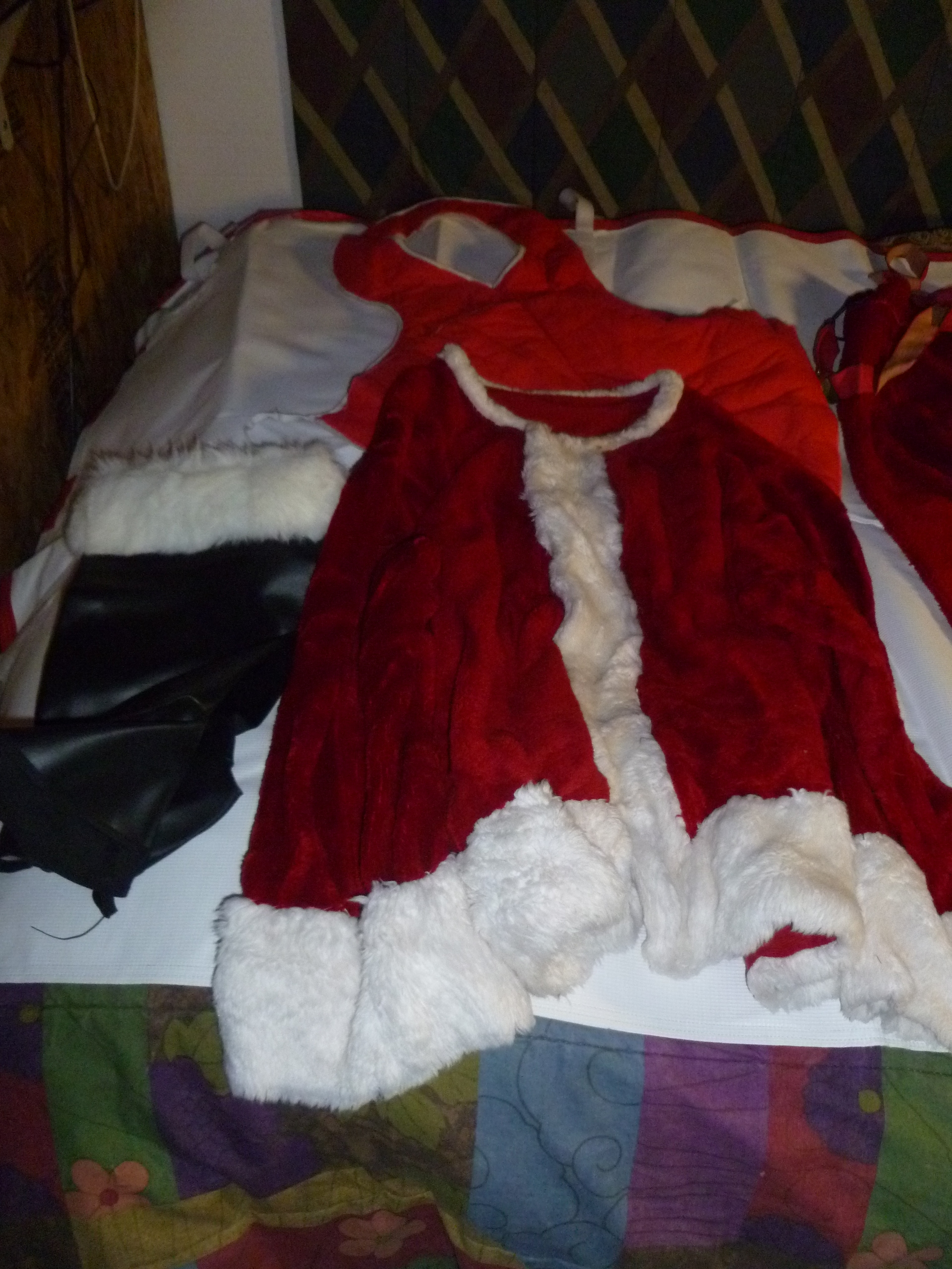 lot 6 image: Santa Suit