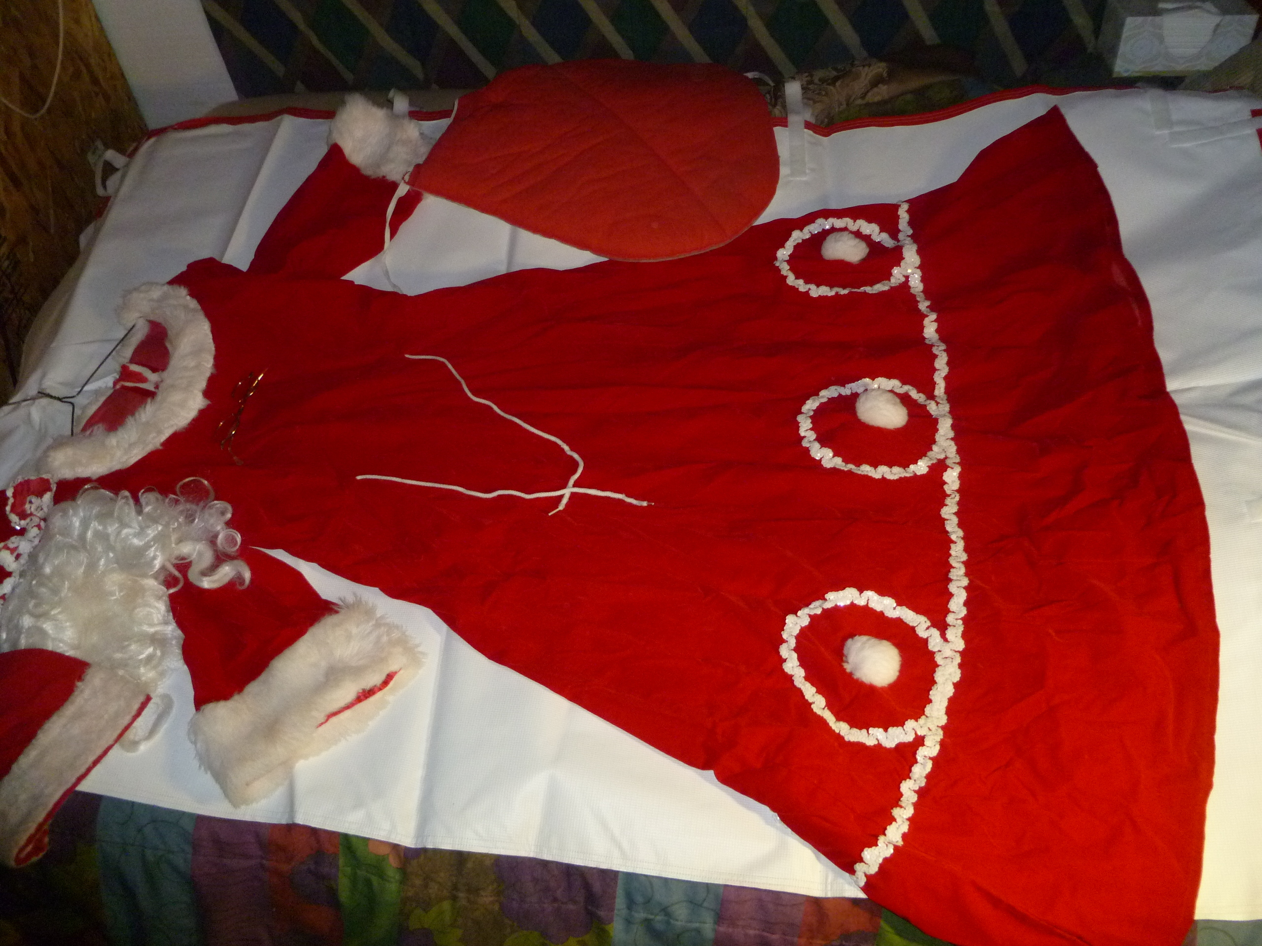 lot 9 image: Mrs Claus Suit