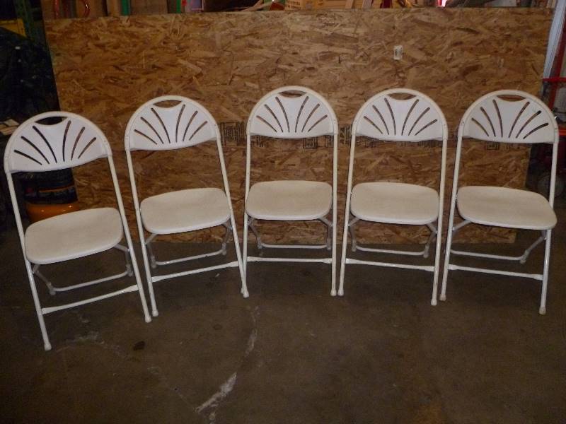 lot 20 image: Folding Chairs