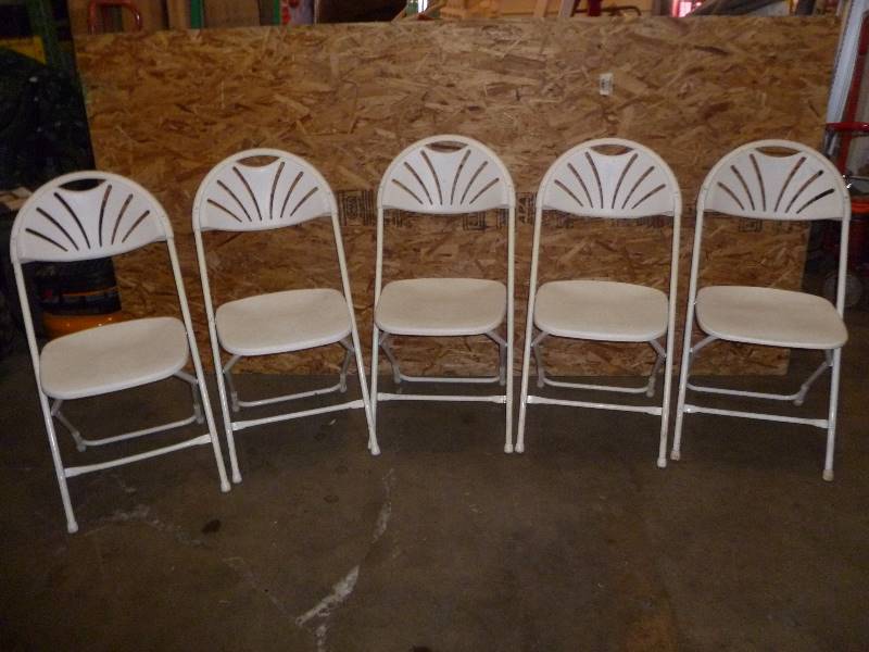 lot 21 image: Folding Chairs