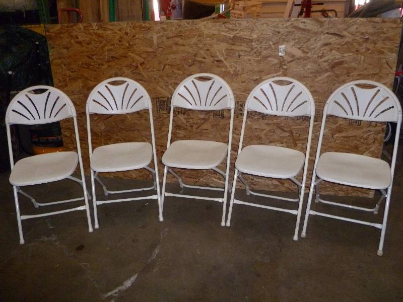 lot 22 image: Folding Chairs