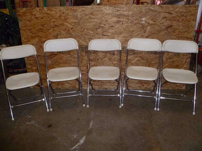 lot 24 image: Folding Chairs