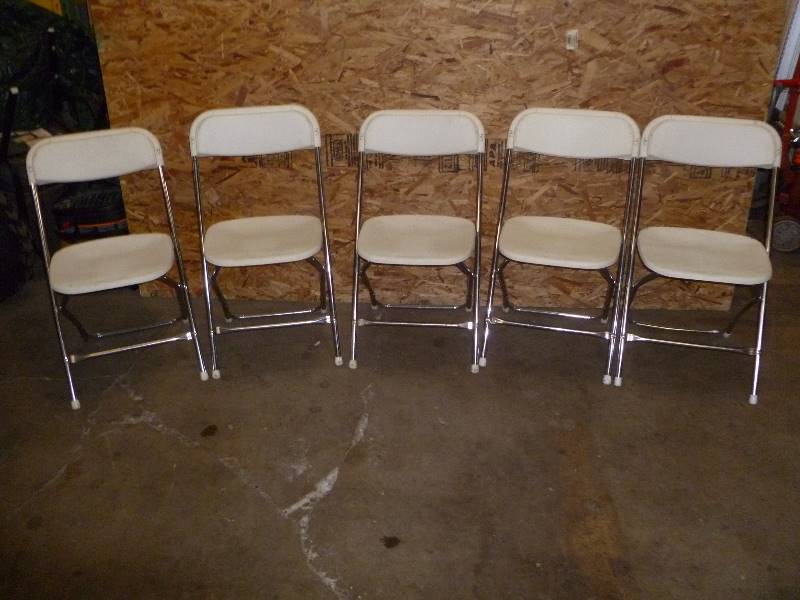lot 25 image: Folding Chairs