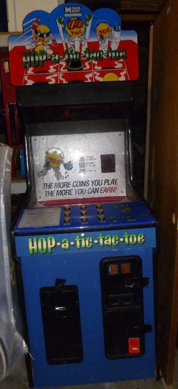 lot 66 image: Hop Tic Tac Toe Arcade Game