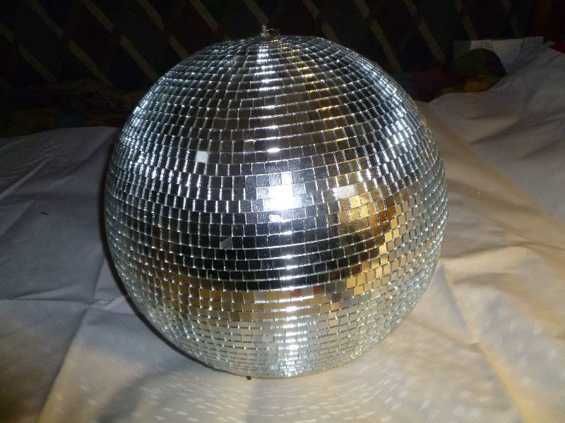 lot 126 image: 15 Large Disco Ball
