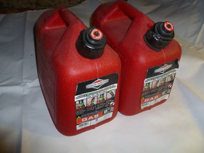 lot 138 image: 2 NEW Gas Cans