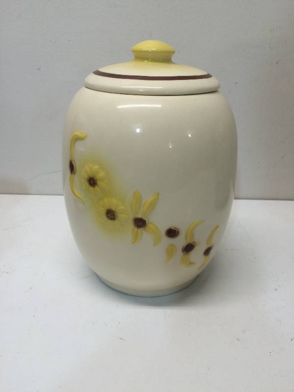 lot 3 image: Vintage Hull Cookie Jar