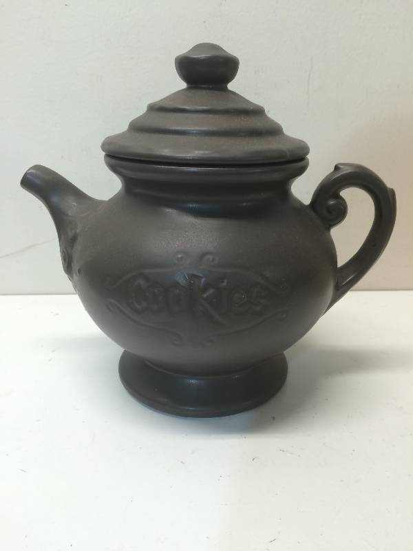 lot 6 image: Vintage McCoy Teapot Cookie Jar
