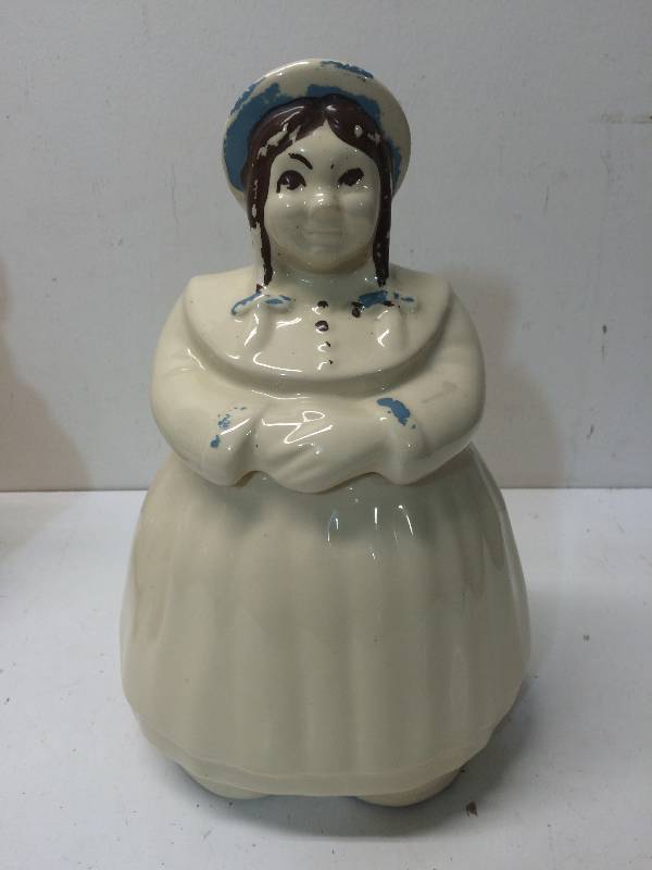 lot 9 image: Vintage Shawnee Cookie Jar