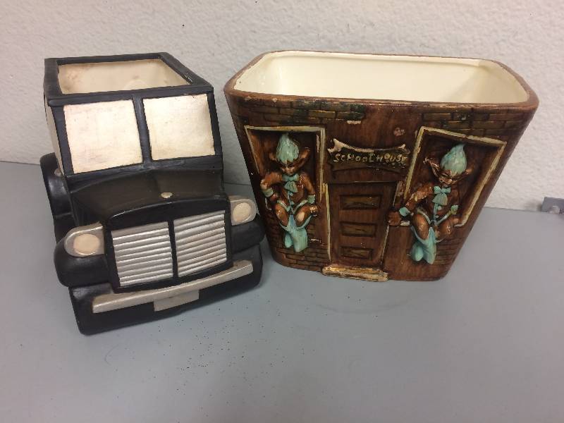 lot 15 image: Vintage Cookie Jars