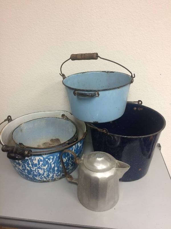 lot 16 image: Vintage Pots
