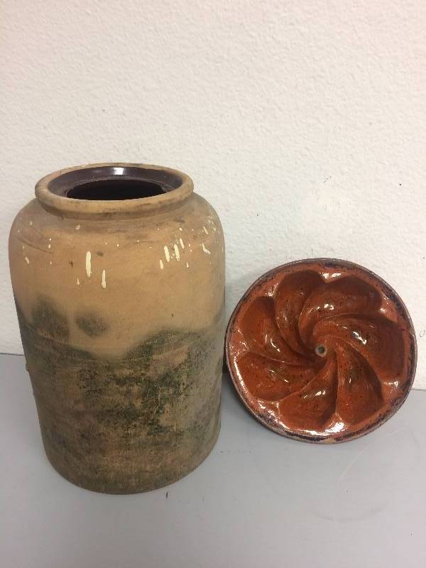 lot 18 image: Vintage Vase and Bundt Pan