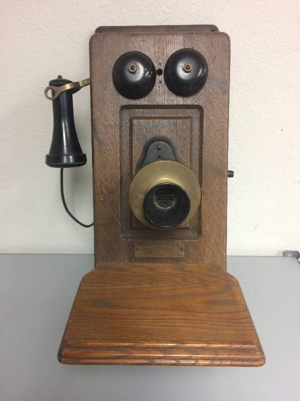 lot 26 image: Antique Telephone