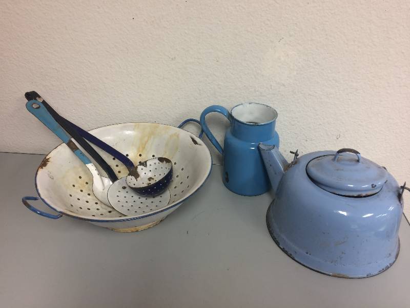 lot 32 image: Vintage Kitchenware