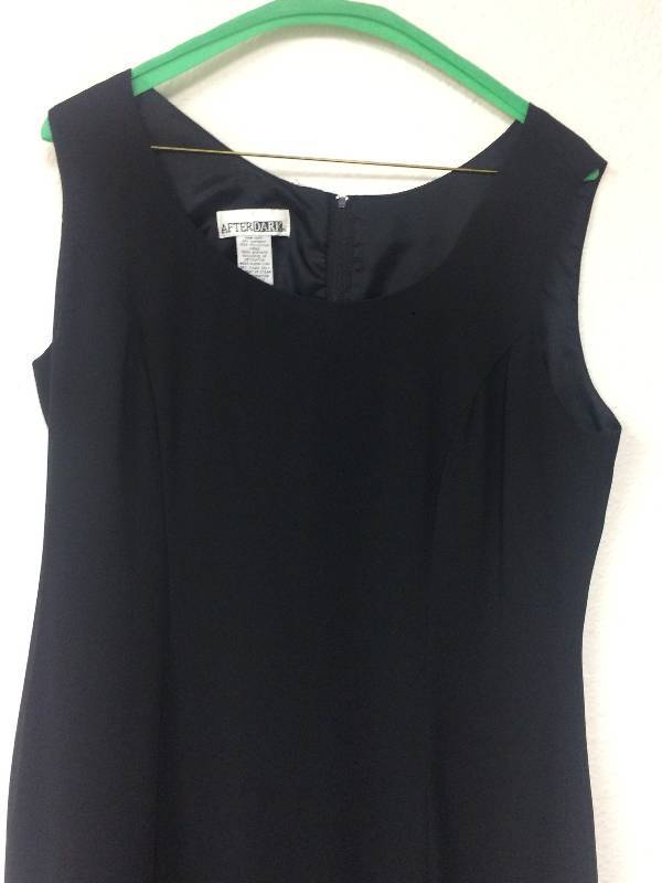 lot 37 image: Vintage Sleeveless Dress