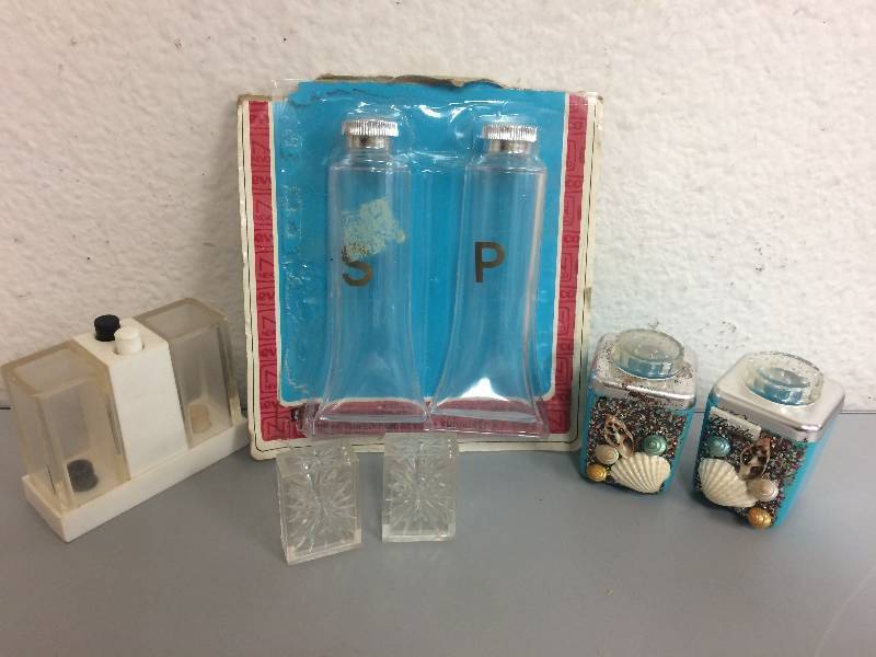 lot 47 image: Vintage SaltPepper Shakers, 11