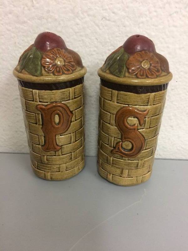 lot 50 image: Vintage SaltPepper Shakers, 9