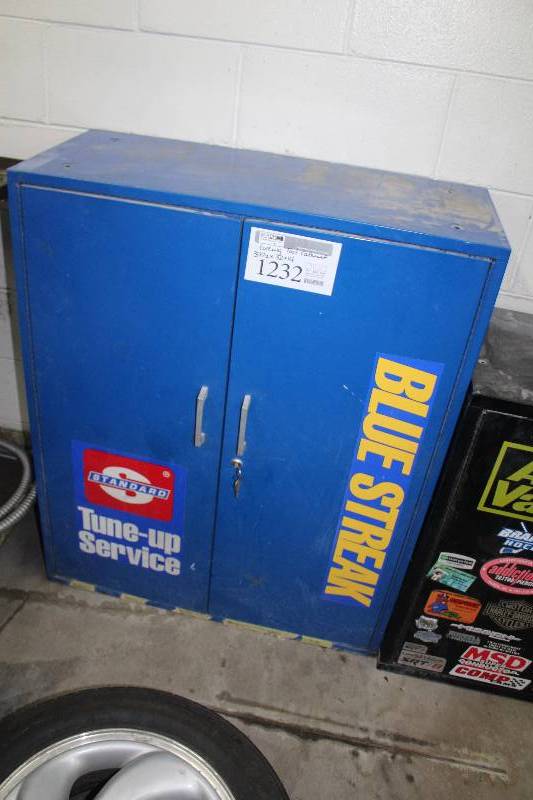 Metal 2-Door 5-Shelf Locking Tool Cabinet w Key (bent)