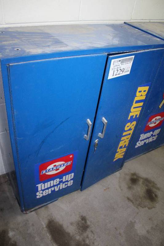 Metal 2-Door 4-Shelf Locking Tool Cabinet w Key (bent)