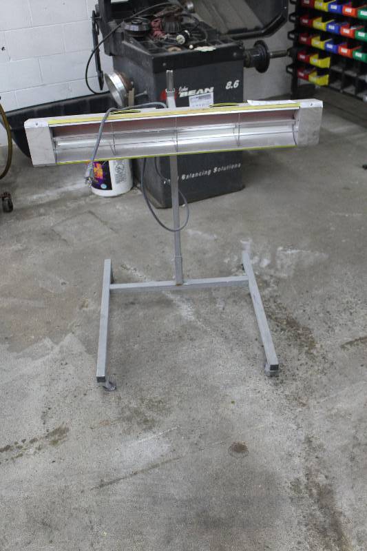 4-Wheel Extendable Electric Heat Light