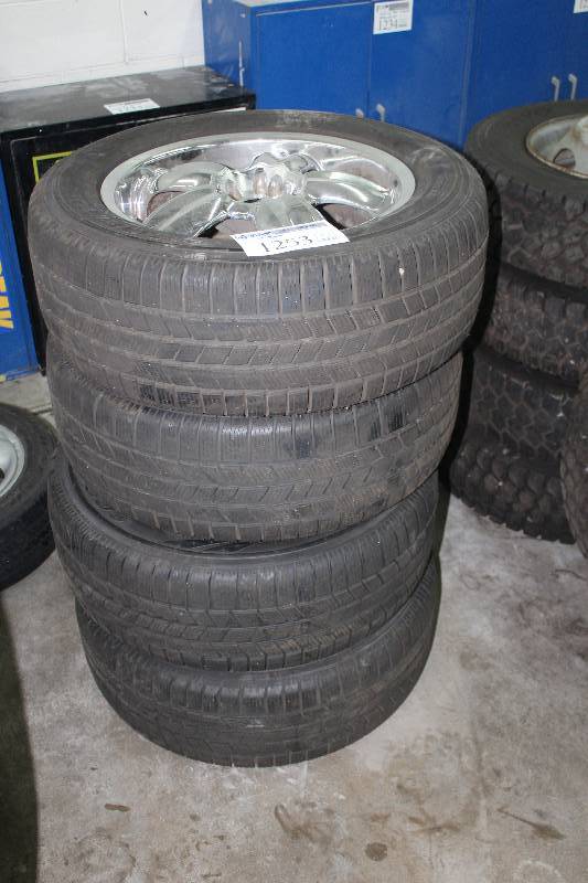 Lot of (4) 5-Bolt Chrome Aftermarket Wheels w Pirelli P25555R18 Tires