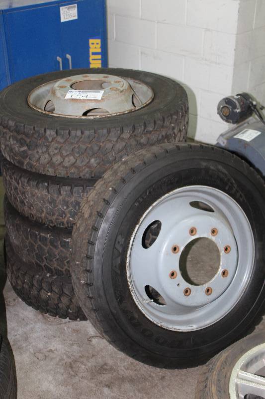 Lot of (4) 8-Bolt Steel Wheels w Toyo P22570R19.5 Tires