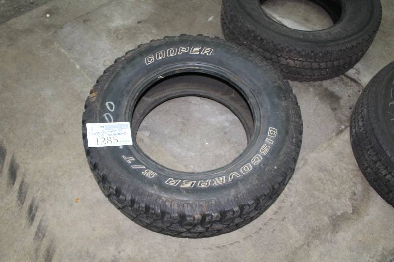 Lot of (1) Cooper Discover ST LT25570R11 MS Light Truck Tire w Raised Outlined White Lettering