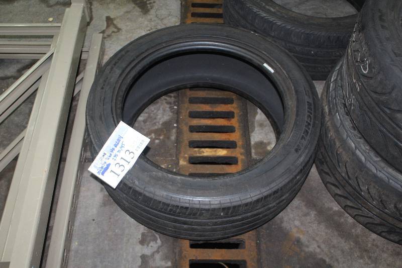 Lot of (1) Michelin Pilot HS P23545R17 93W Tire