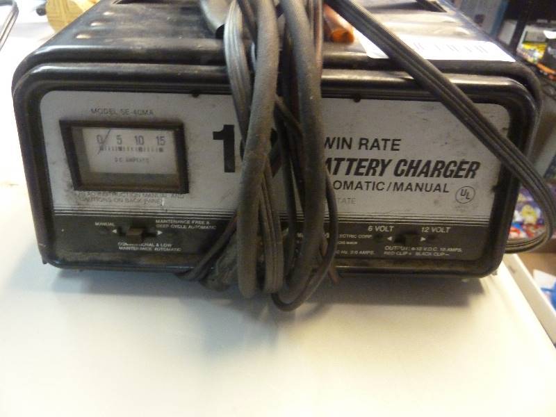 lot 28 image: Battery Charger