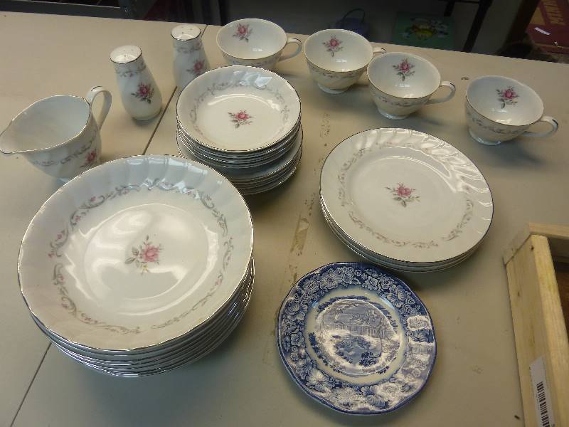 lot 56 image: Fine China Lot by Royal Swirl