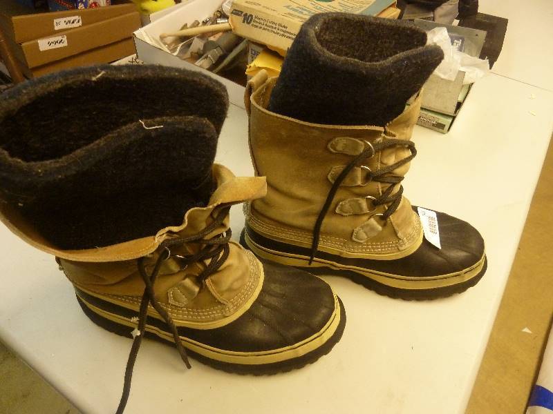 lot 101 image: Lacrosse Snow Boots