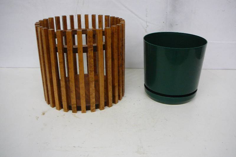 lot 9 image: Flower Pop Holder Oak
