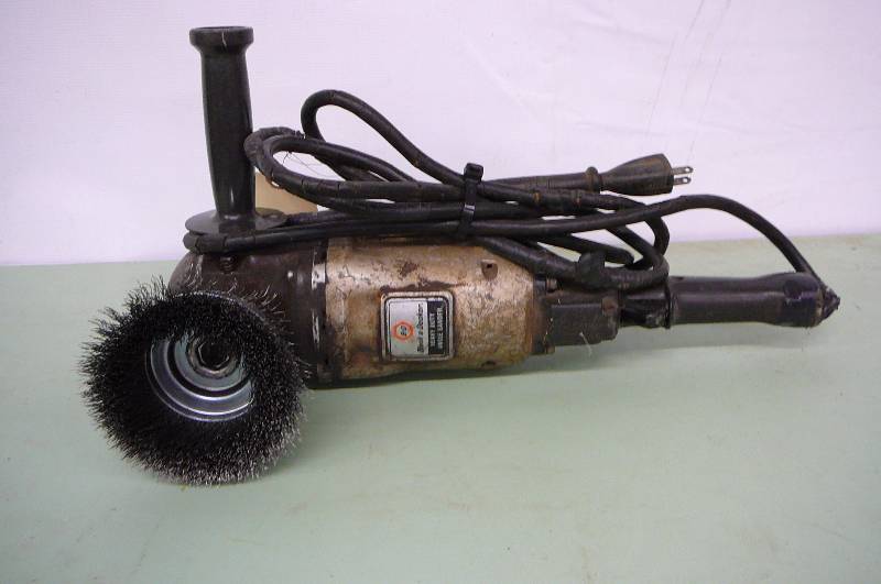 lot 20 image: Black & Decker Heavy Duty angle sander