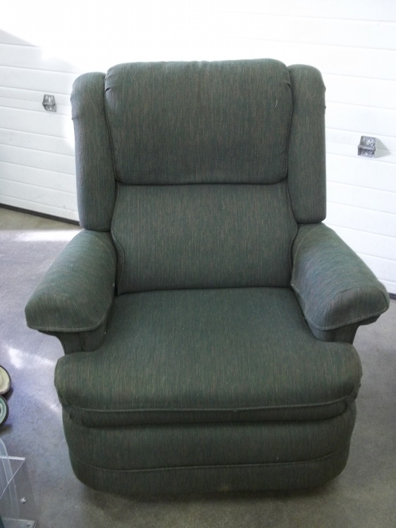 lot 40 image: Green recliner