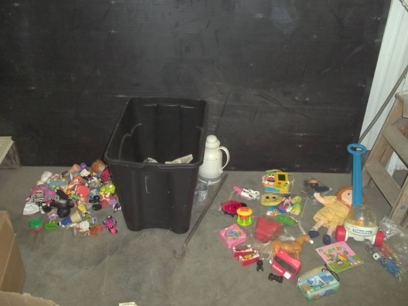 lot 41 image: Assortment of kids toys