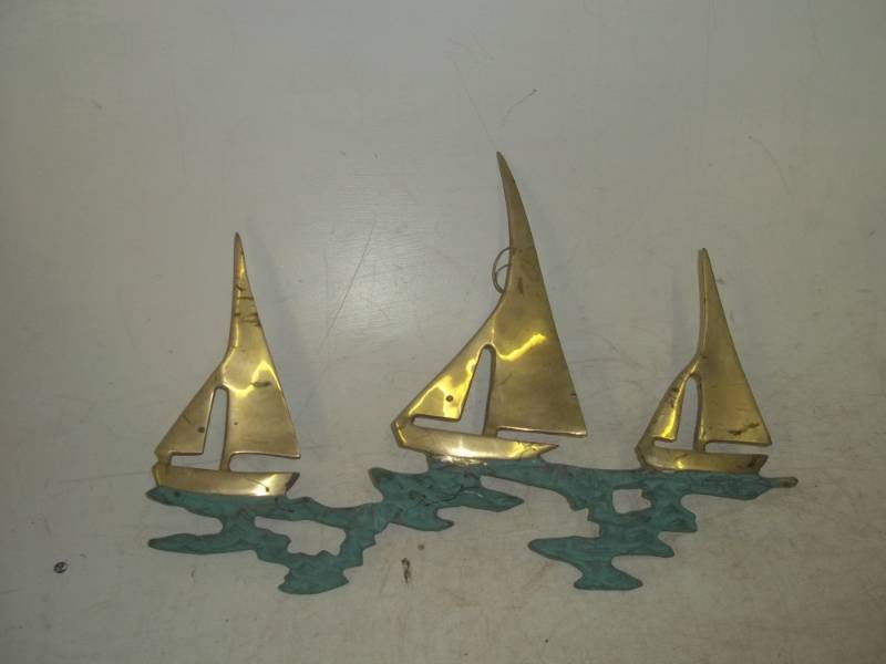 lot 49 image: Brass sailboat dcor