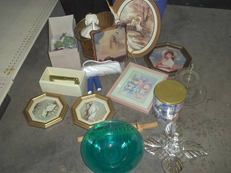 lot 50 image: Pictures, kitchen dcor, Revolutionary bicentennial flag, tissue holder, etc.
