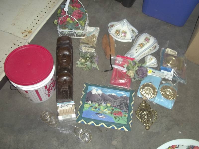 lot 51 image: 1 Shoe stretcher, small totem pole, popcorn pail, door knocker, wall vase, sunburst tie back holder, flower basket