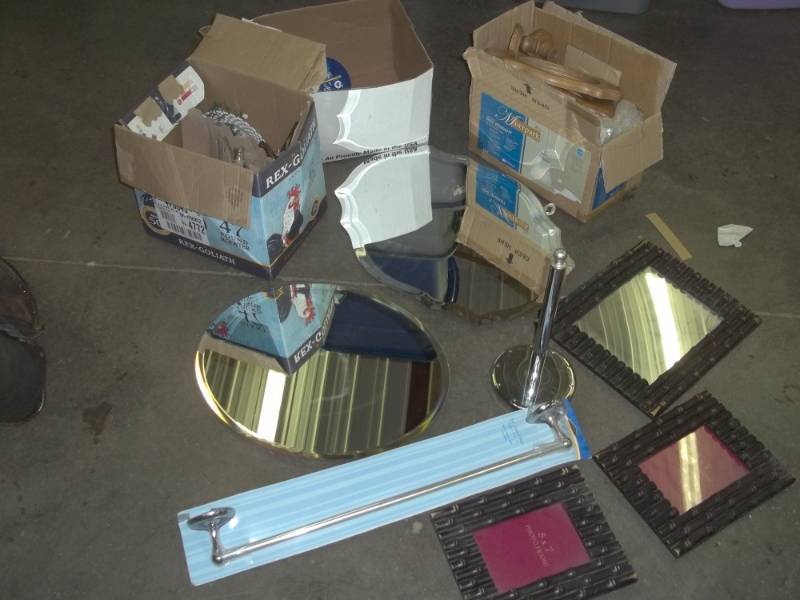 lot 85 image: Assorted mirrors, towel bar, miscellaneous dcor