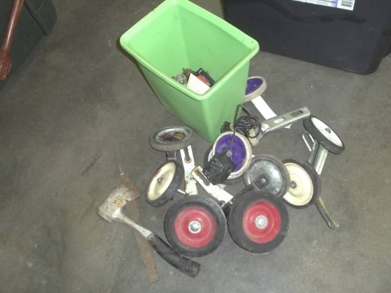 lot 94 image: Lot of training wheels
