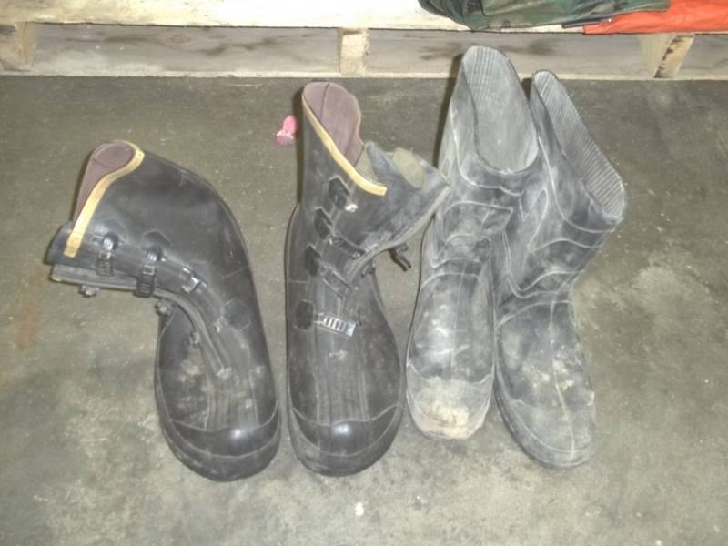 lot 109 image: 2 Pair of bots, rain boots size 10, overshoes size 13