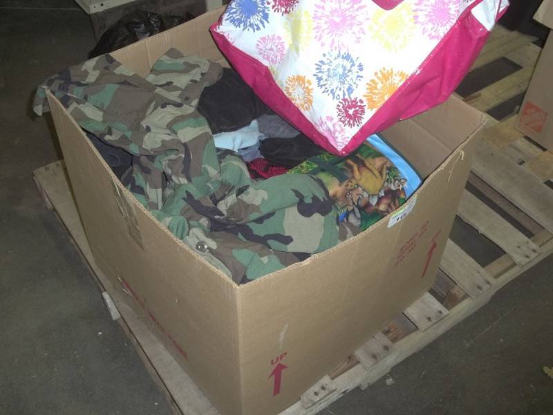 lot 115 image: Big box of clothes