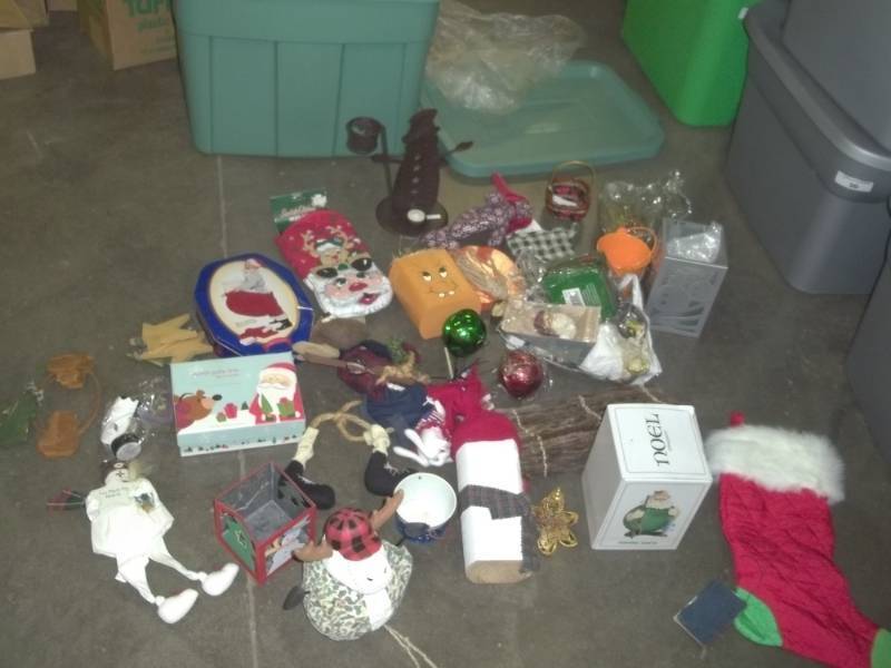 lot 116 image: Holiday decorations with tote and lid